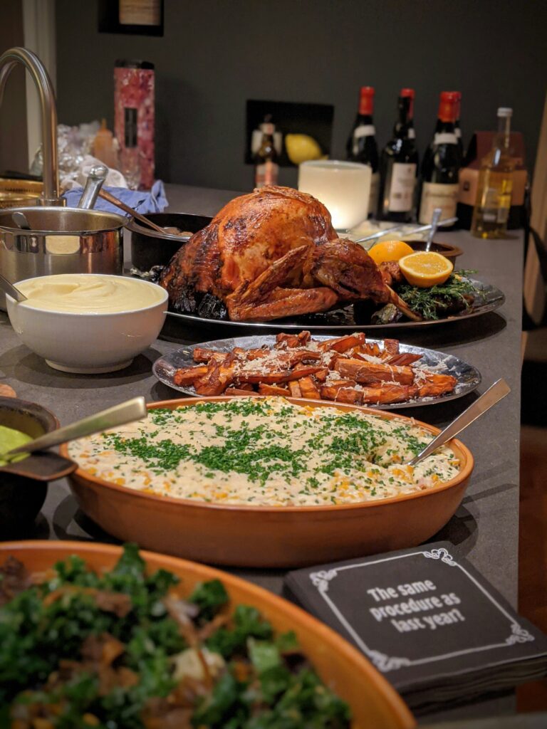 Thanksgiving Table · Taller & Dinner 🦃